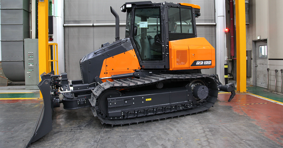 Doosan Manufactures First DD100 Dozer For North America 