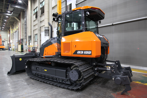 Doosan Manufactures First DD100 Dozer For North America 