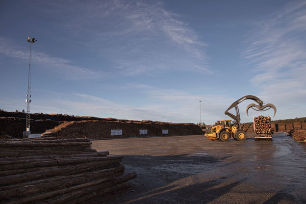 Volvo CE Tests Worlds First High Lift Tele Operation Over 5G