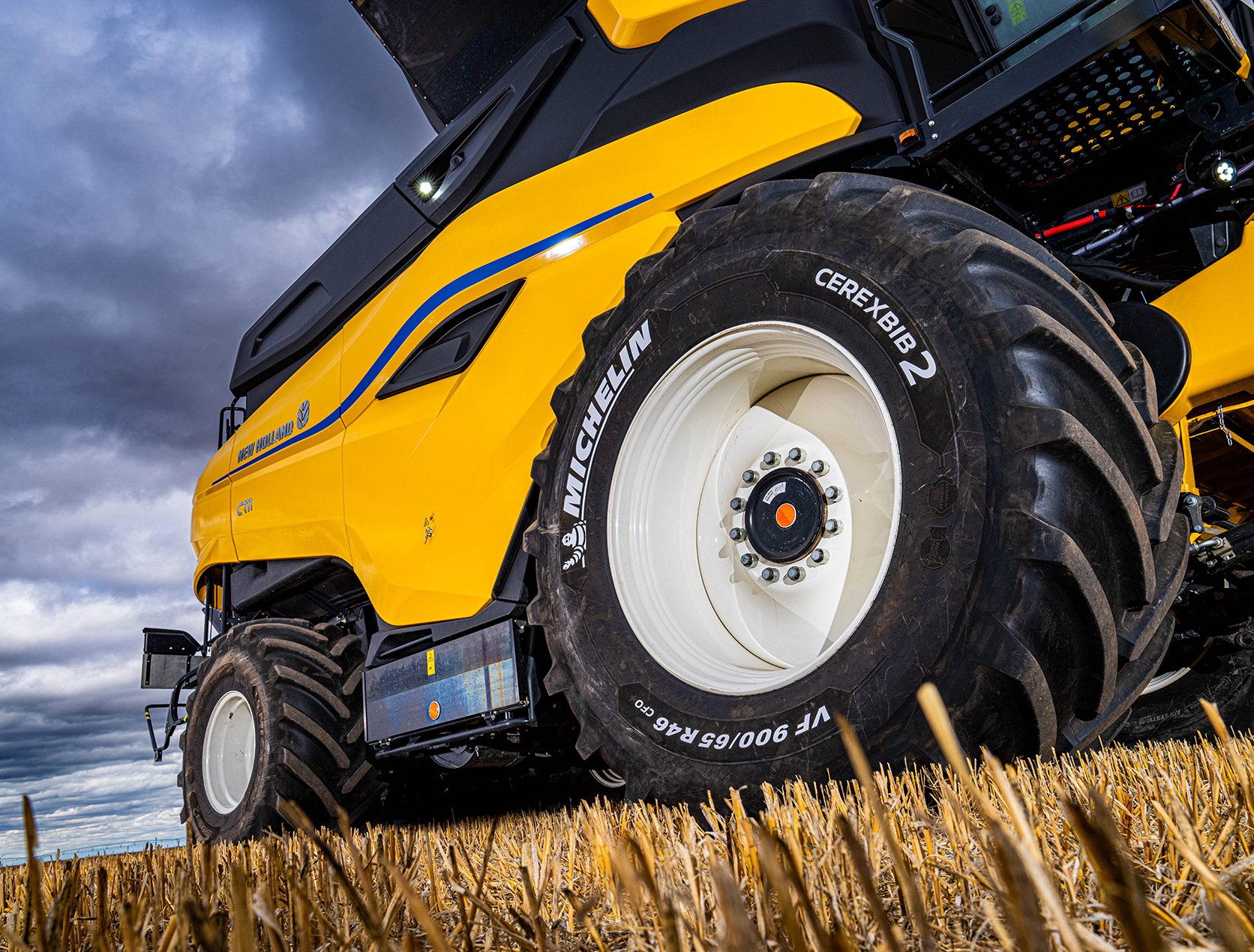 Latest New Holland CR11 Combine Harvester To Be Fitted With Two Extraordinary New Tires