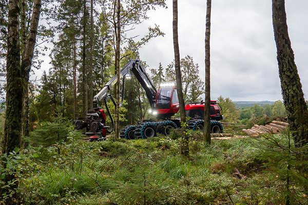 Komatsu Introduces 951XC-1 Harvester