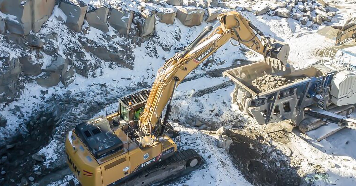 SANY SY385, SY500, and SY750 Excavators are designed with production in mind. These machines bring the strength, scale and flexibility to move more material with fewer passes, saving both time and operating costs.