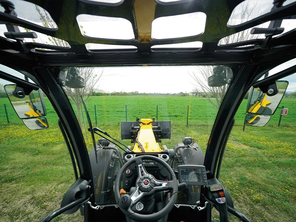 The Agri Pivot: A Versatile Telescopic Wheel Loader