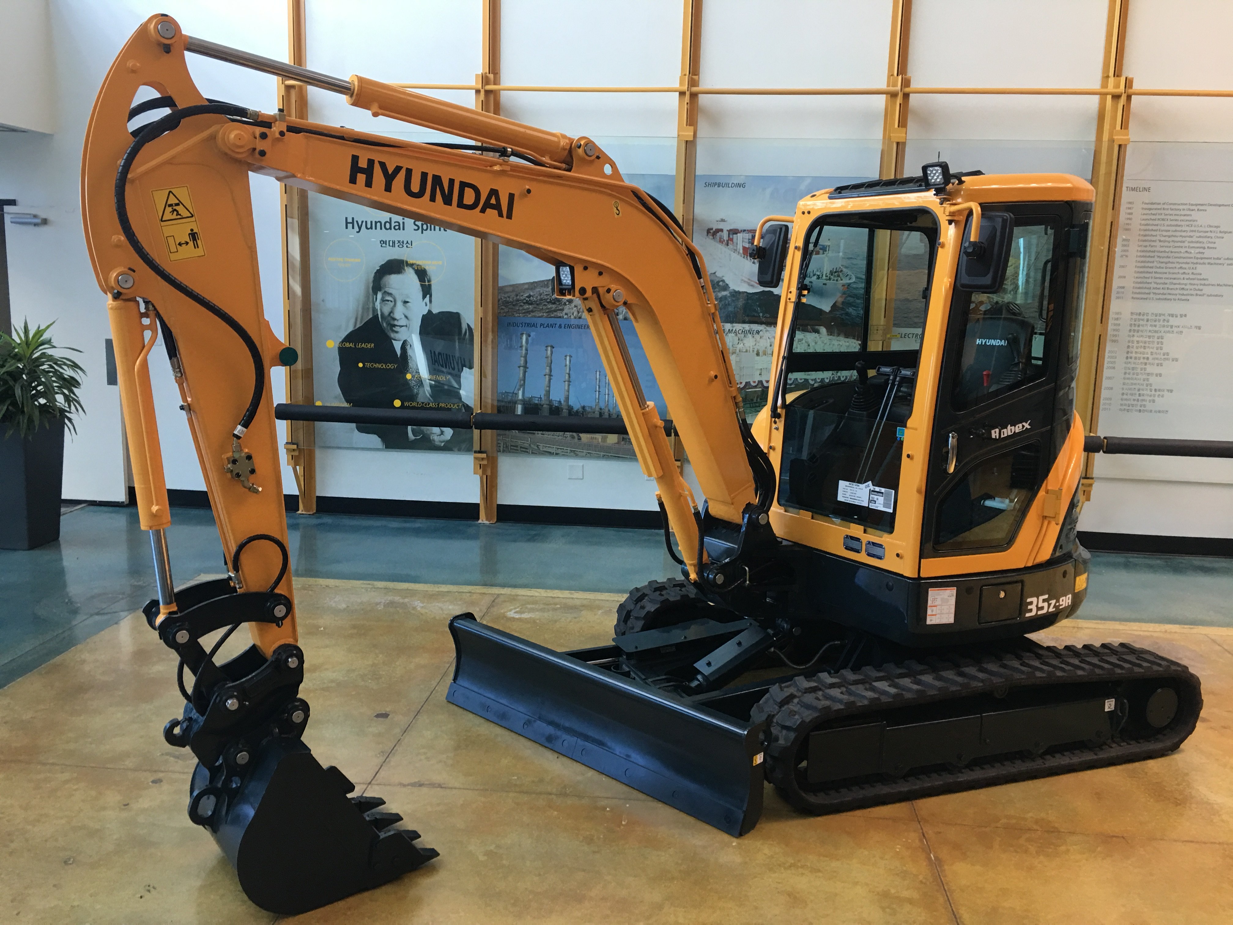 Купить экскаватор хендай. Hyundai r35z-9. Мини экскаватор Hyundai r35z-9. Мини-экскаватора Hyundai r35. Hyundai экскаватор r27.