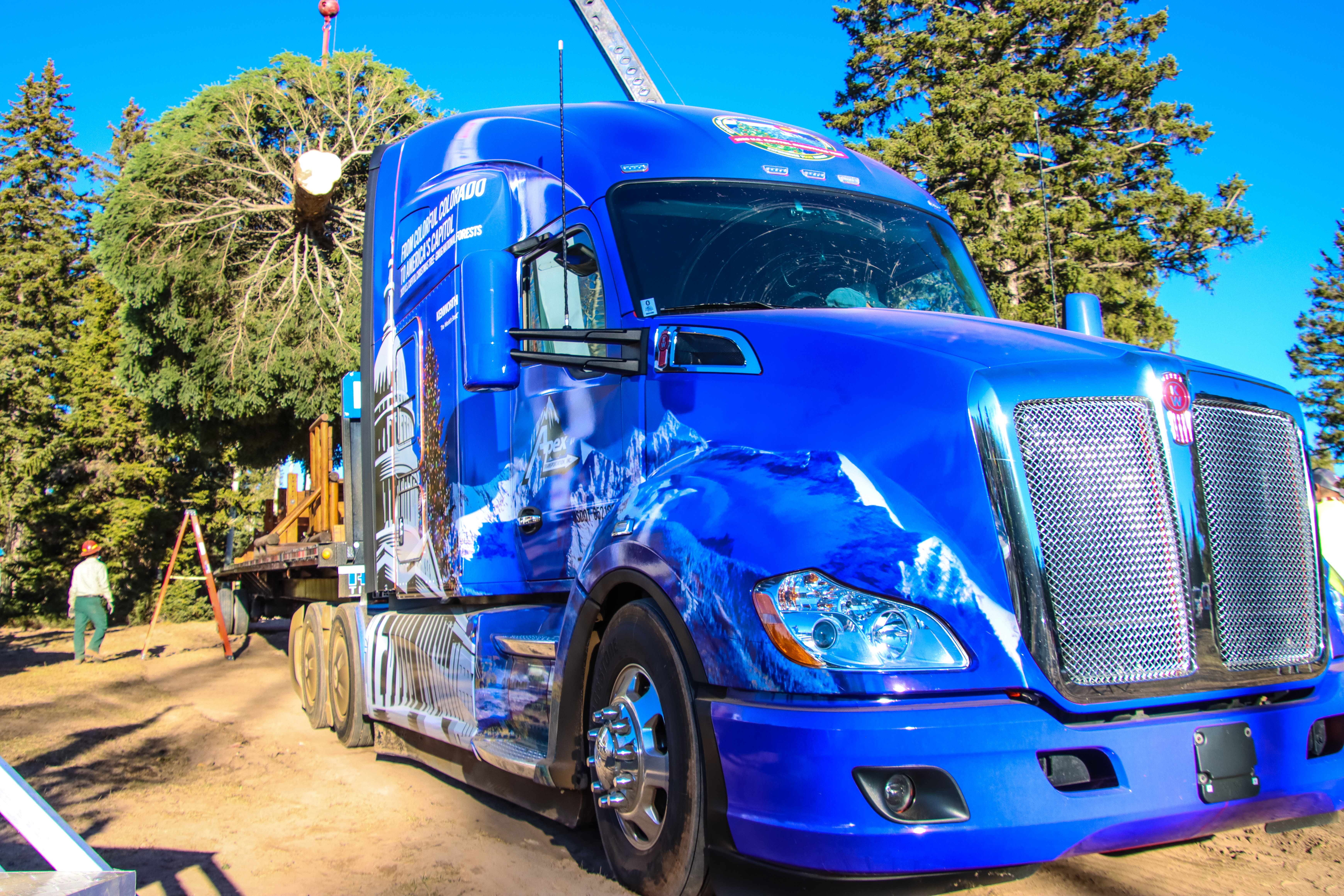 Kenworth T680 Features Stunning Beautiful Design for US Capitol Christmas Tree Tour
